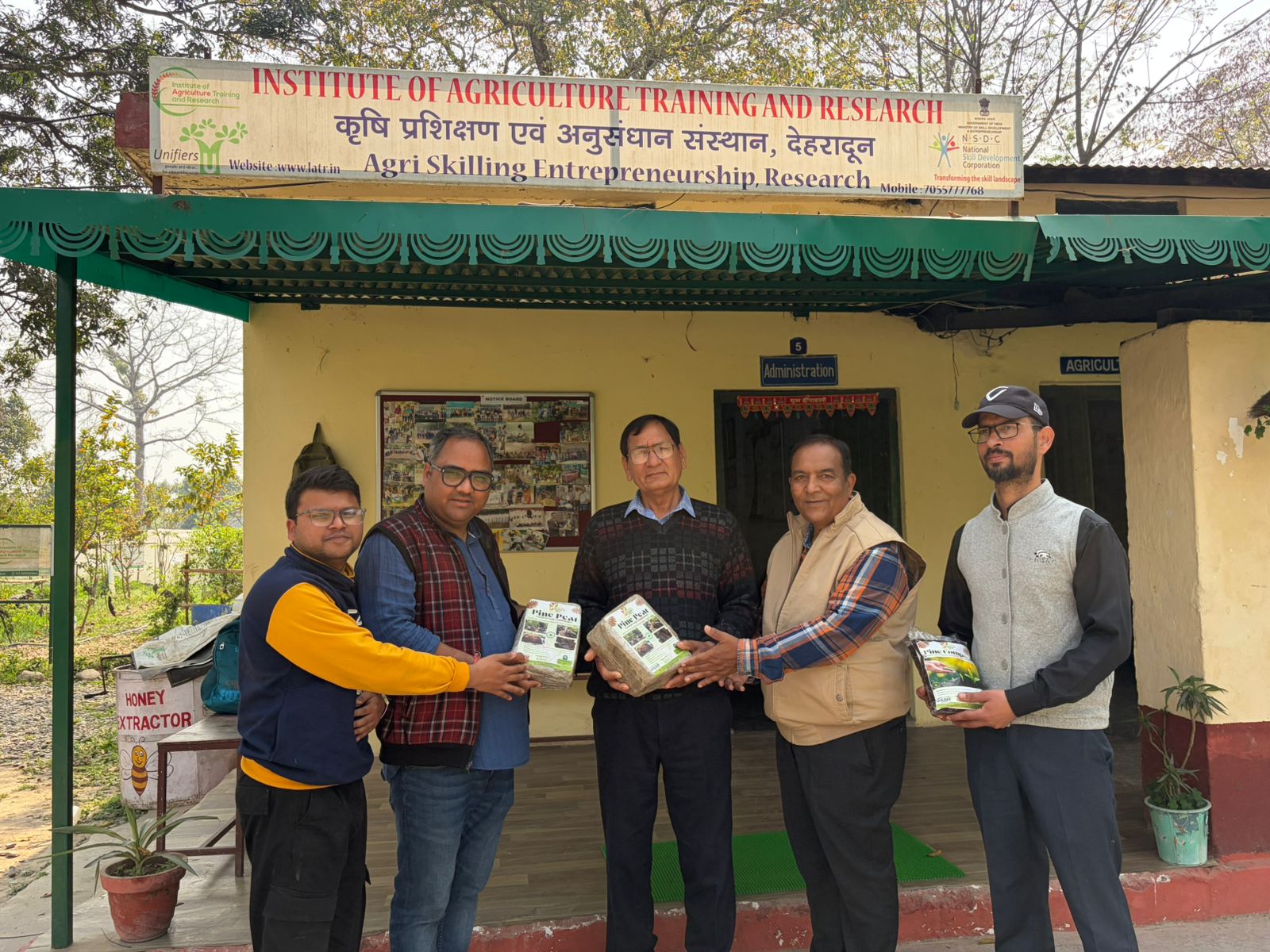 “पाइन नीडल्स पर मशरूम कल्टीवेशन: IATR ने शुरू की क्रांतिकारी तकनीक, रोजगार और पर्यावरण संरक्षण में बड़ी पहल”